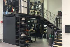 Стеллажный мезонин в торговом зале бутика Brandshop