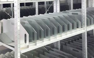 Полочные разделители на стеллажах на складе компании «REHAU»